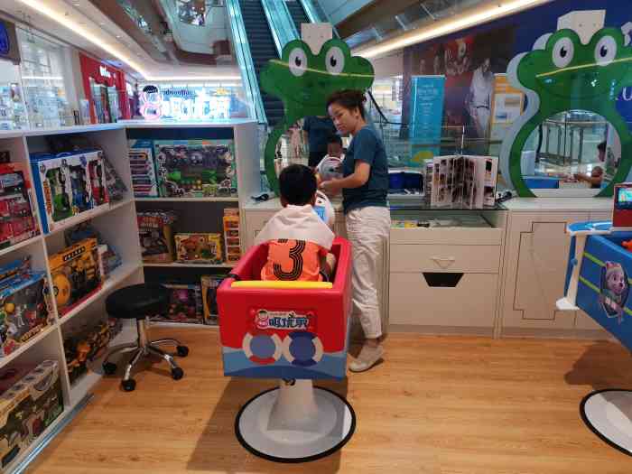 吸优剪专业婴童理发(金茂览秀城店)